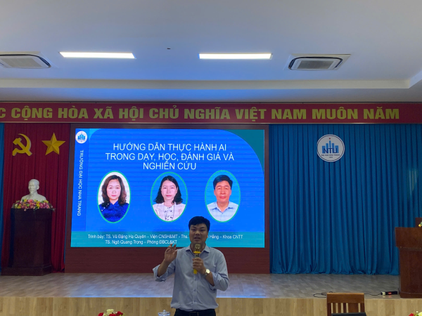 Trường Đại học Nha Trang tổ chức chương trình tập huấn "Hướng dẫn thực hành AI trong dạy, học, đánh giá và nghiên cứu"