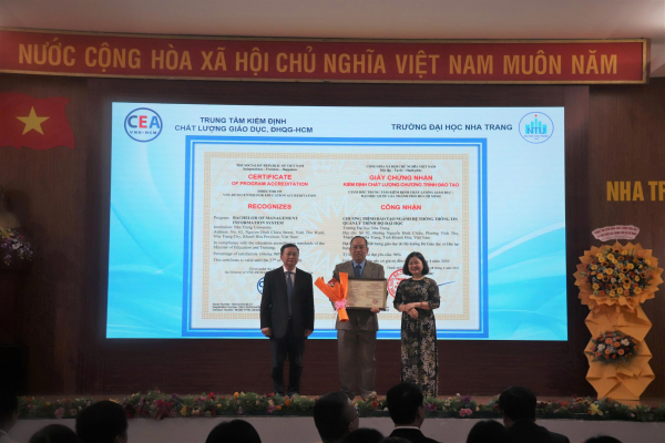 Trường Đại học Nha Trang tổ chức Lễ công bố Quyết định và trao giấy chứng nhận KĐCL 07 CTĐT và trao Giấy chứng nhận bồi dưỡng nghiệp vụ kiểm định viên khóa 2025 đợt 1