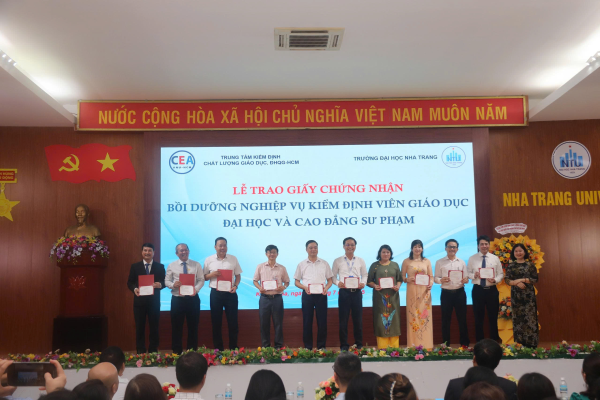 Trường Đại học Nha Trang tổ chức Lễ công bố Quyết định và trao giấy chứng nhận KĐCL 07 CTĐT và trao Giấy chứng nhận bồi dưỡng nghiệp vụ kiểm định viên khóa 2025 đợt 1