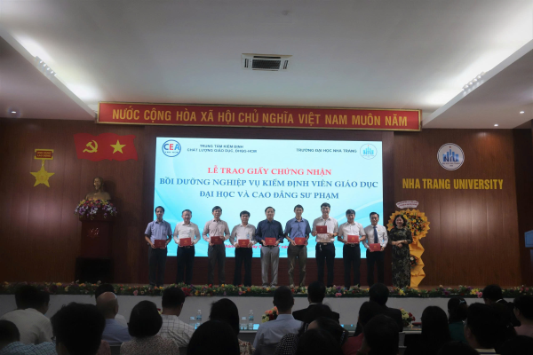 Trường Đại học Nha Trang tổ chức Lễ công bố Quyết định và trao giấy chứng nhận KĐCL 07 CTĐT và trao Giấy chứng nhận bồi dưỡng nghiệp vụ kiểm định viên khóa 2025 đợt 1