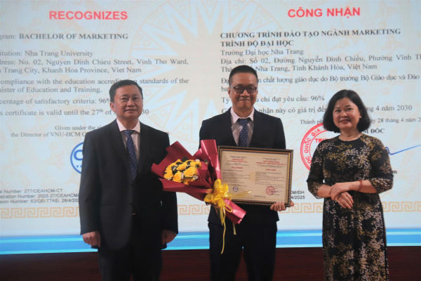 Trường Đại học Nha Trang tổ chức Lễ công bố Quyết định và trao giấy chứng nhận KĐCL 07 CTĐT và trao Giấy chứng nhận bồi dưỡng nghiệp vụ kiểm định viên khóa 2025 đợt 1